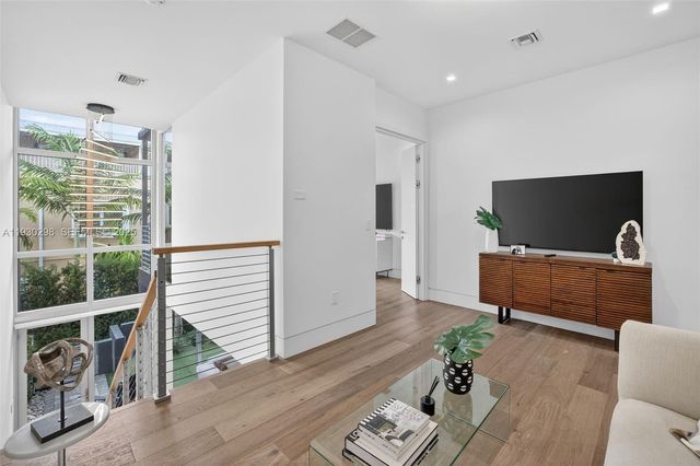 606 NE 8th Ave, Fort Lauderdale, FL 33304