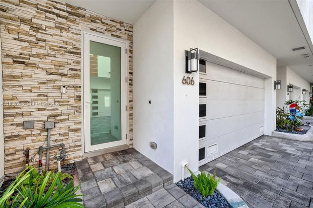 606 NE 8th Ave, Fort Lauderdale, FL 33304