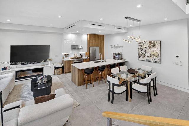 606 NE 8th Ave, Fort Lauderdale, FL 33304