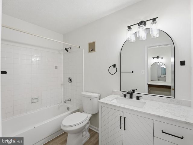 10120 OAKTON TERRACE RD, Oakton, VA 22124