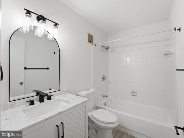 10120 OAKTON TERRACE RD, Oakton, VA 22124