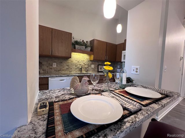 61958 Ticonderoga Drive, South Lyon, MI 48178