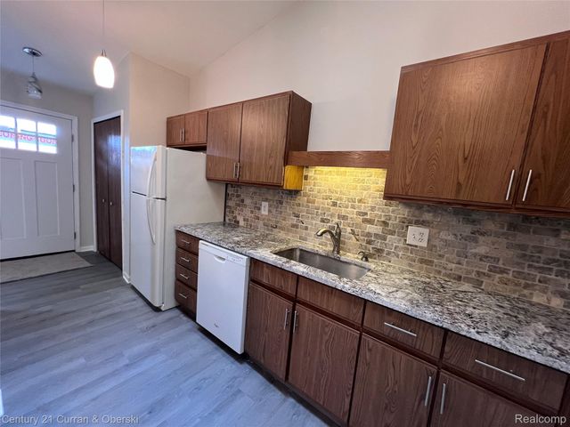 61958 Ticonderoga Drive, South Lyon, MI 48178