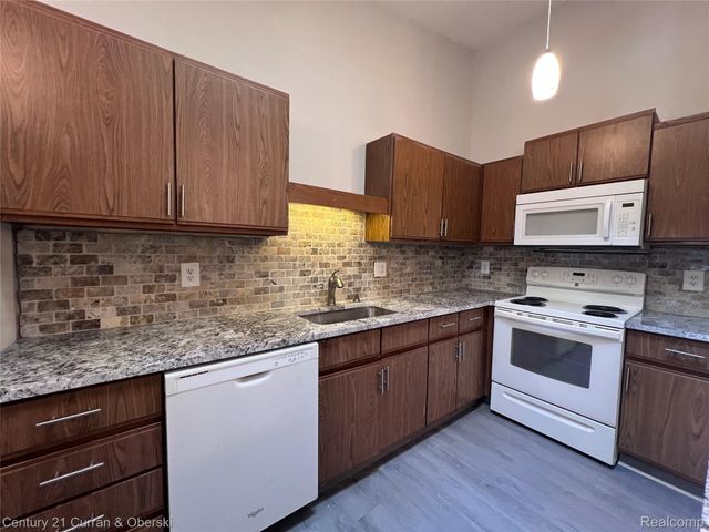 61958 Ticonderoga Drive, South Lyon, MI 48178