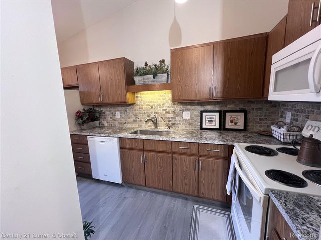 61958 Ticonderoga Drive, South Lyon, MI 48178