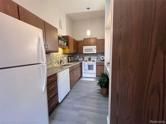 61958 Ticonderoga Drive, South Lyon, MI 48178