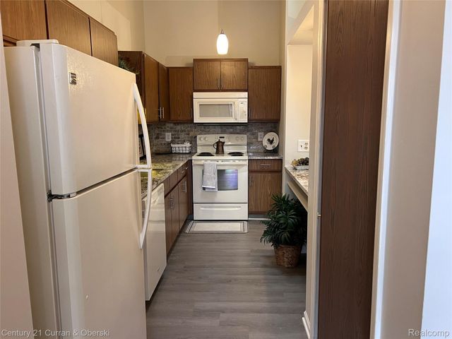 61958 Ticonderoga Drive, South Lyon, MI 48178