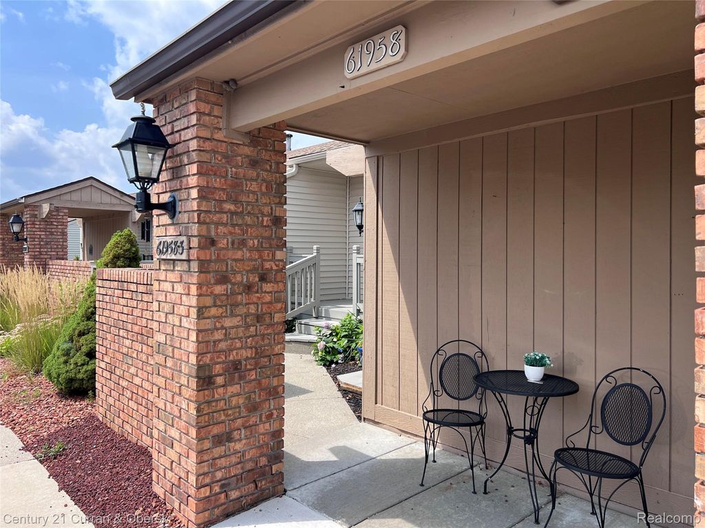 61958 Ticonderoga Drive, South Lyon, MI 48178