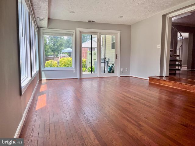 5350 RAVENSWORTH RD, Springfield, VA 22151