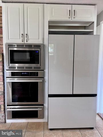 5350 RAVENSWORTH RD, Springfield, VA 22151
