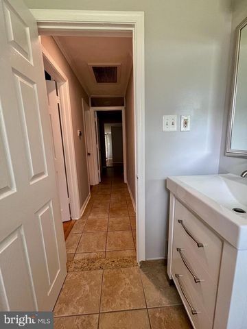5350 RAVENSWORTH RD, Springfield, VA 22151