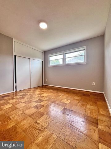 5350 RAVENSWORTH RD, Springfield, VA 22151