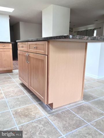 5350 RAVENSWORTH RD, Springfield, VA 22151