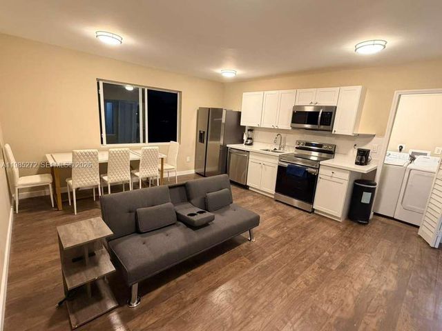 943 79th Ter 201, Miami Beach, FL 33141