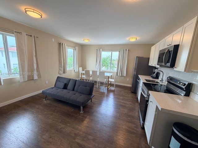 943 79th Ter 201, Miami Beach, FL 33141