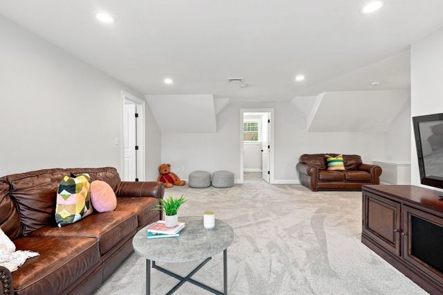 55 Rockwood Ln, Needham, MA 02492