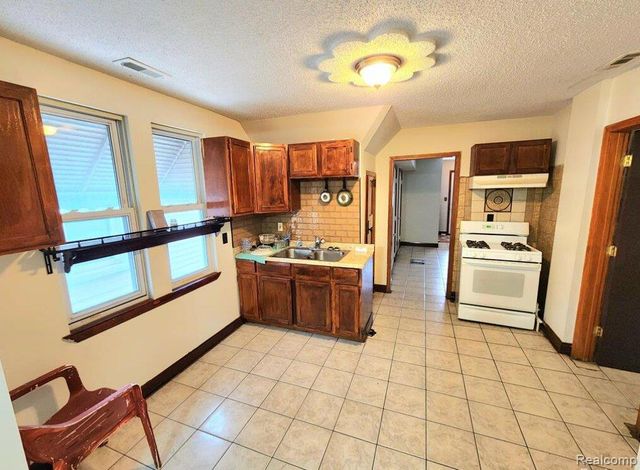 5827 Lumley Street, Detroit, MI 48210