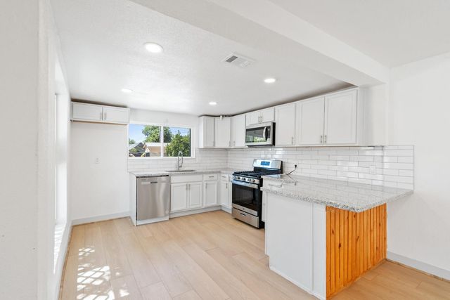 1554 W Thomas Avenue, Fresno, CA 93728