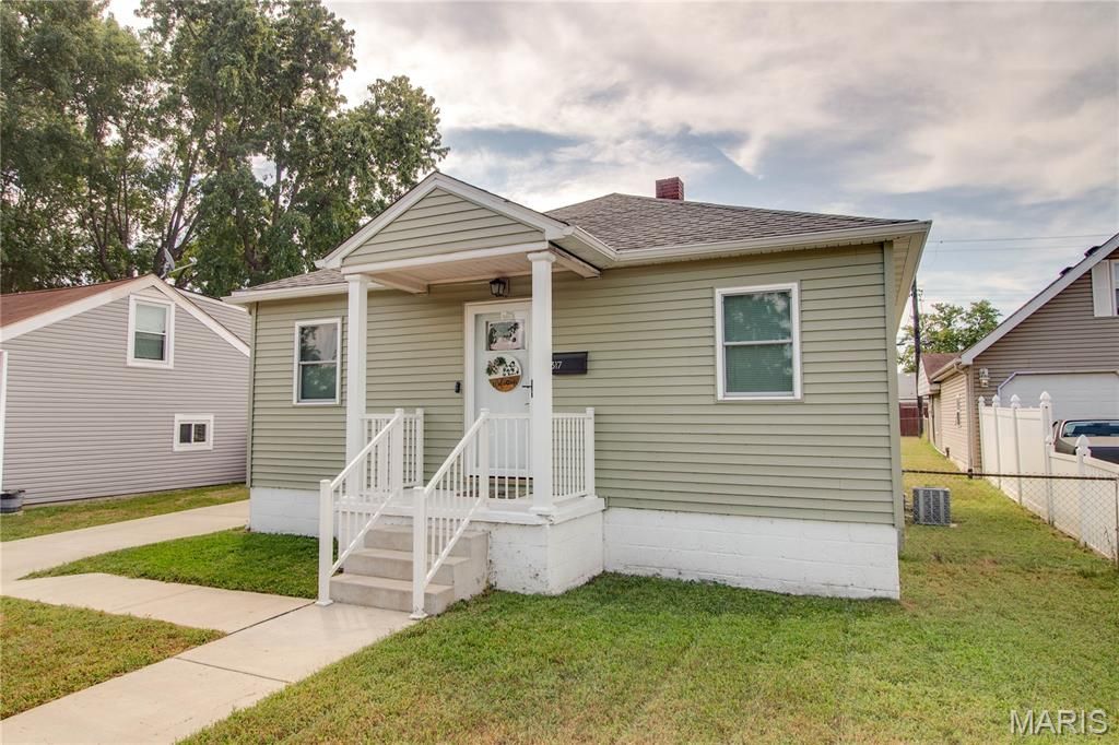 Image 2 of property listing at 317 Rohm Place, Roxana, IL 62084