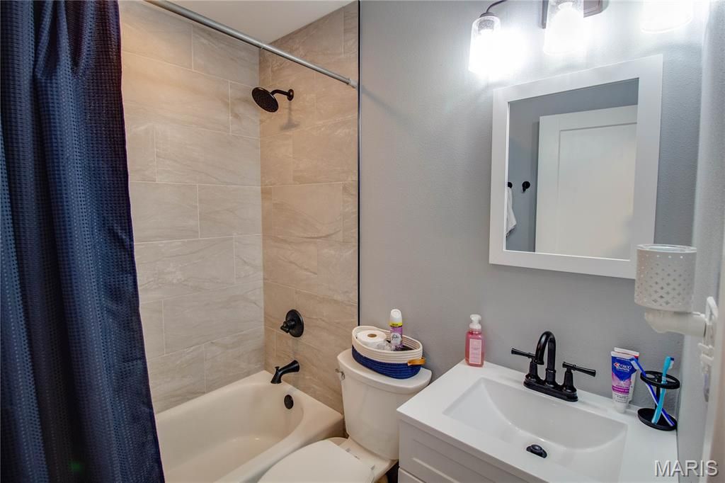 Image 14 of property listing at 317 Rohm Place, Roxana, IL 62084