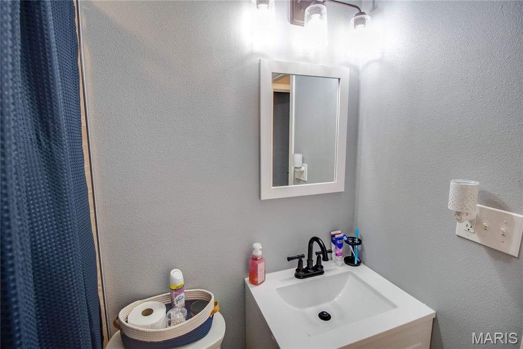 Image 15 of property listing at 317 Rohm Place, Roxana, IL 62084