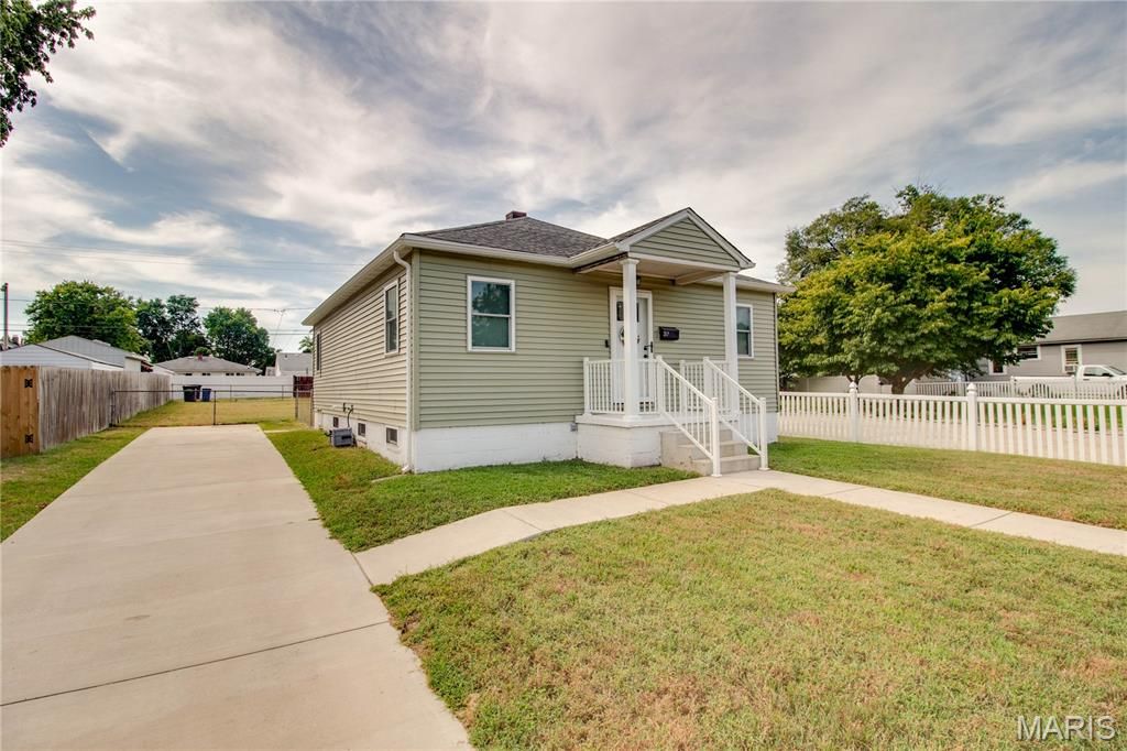 Image 3 of property listing at 317 Rohm Place, Roxana, IL 62084