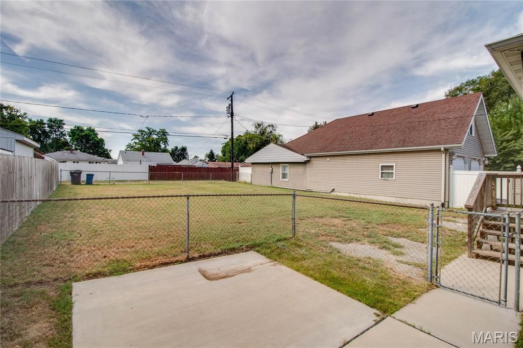 Image 22 of property listing at 317 Rohm Place, Roxana, IL 62084
