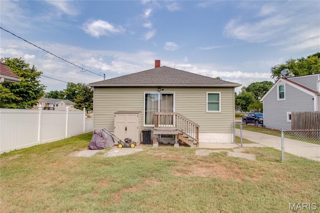 Image 23 of property listing at 317 Rohm Place, Roxana, IL 62084
