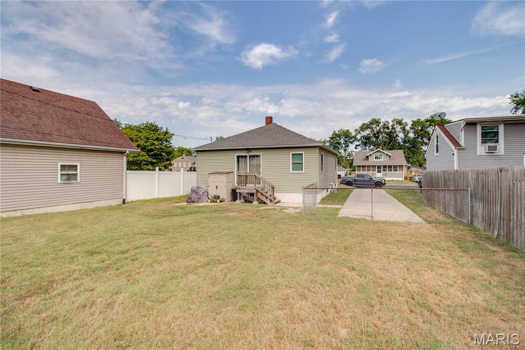Image 24 of property listing at 317 Rohm Place, Roxana, IL 62084