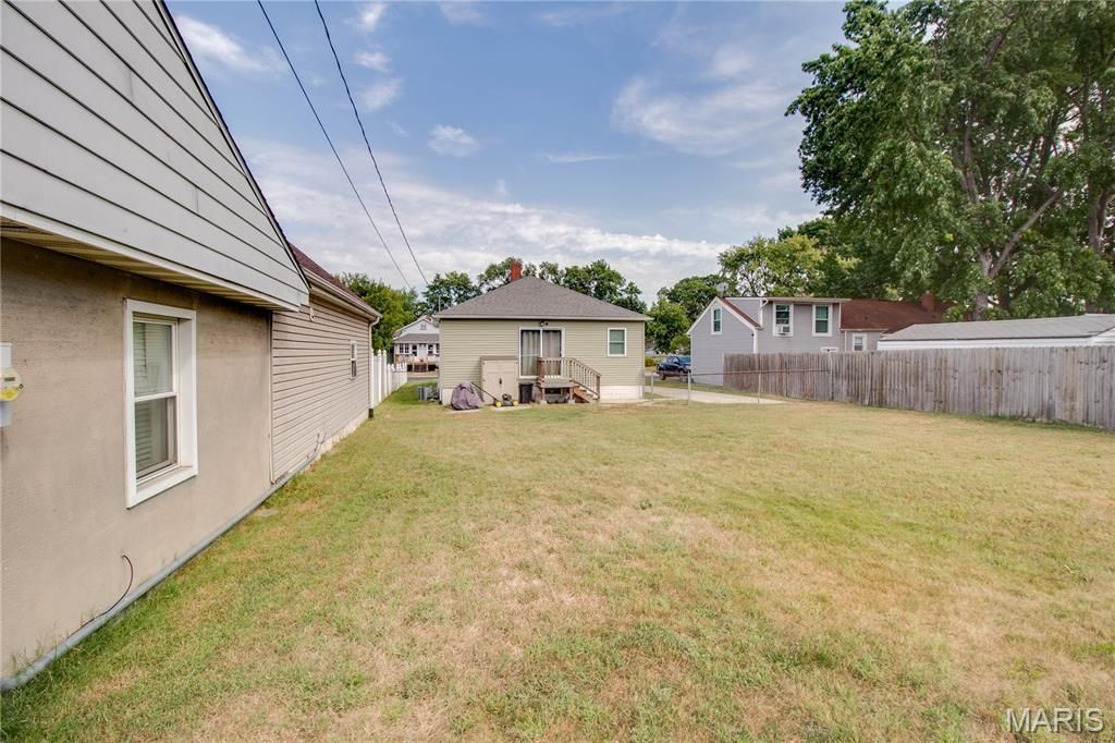 Image 25 of property listing at 317 Rohm Place, Roxana, IL 62084