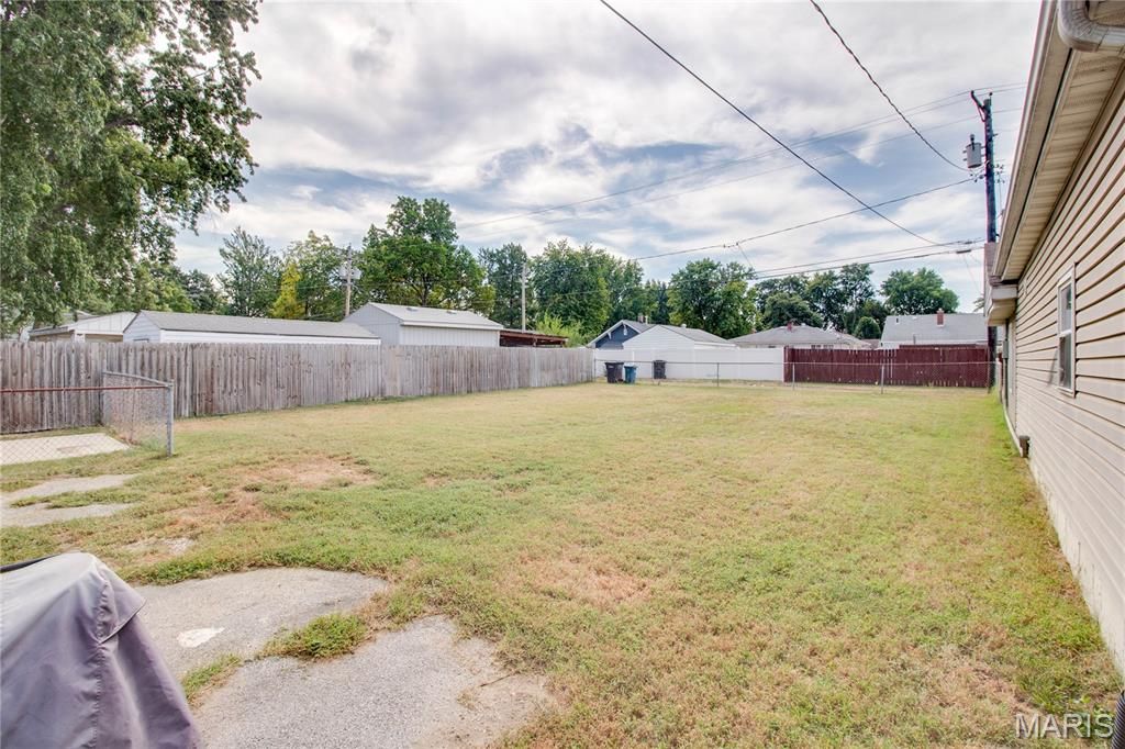 Image 27 of property listing at 317 Rohm Place, Roxana, IL 62084