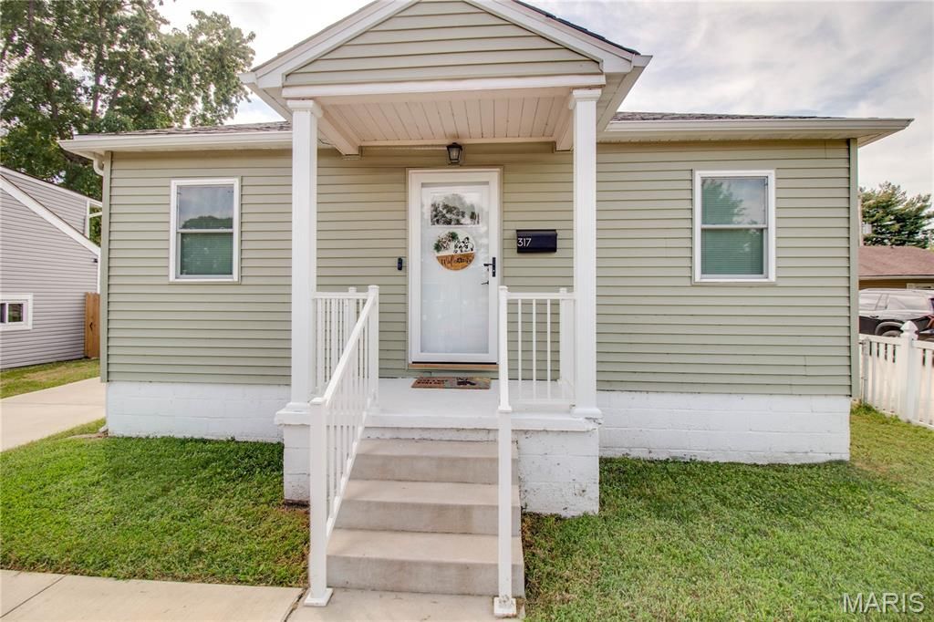 Image 4 of property listing at 317 Rohm Place, Roxana, IL 62084