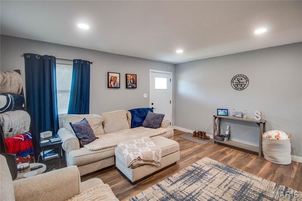 Image 5 of property listing at 317 Rohm Place, Roxana, IL 62084