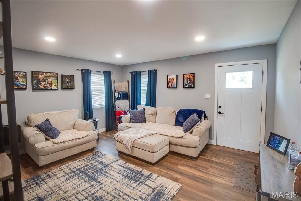 Image 6 of property listing at 317 Rohm Place, Roxana, IL 62084