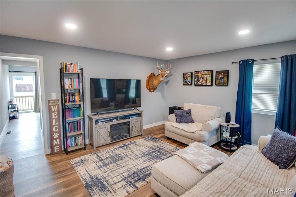 Image 7 of property listing at 317 Rohm Place, Roxana, IL 62084