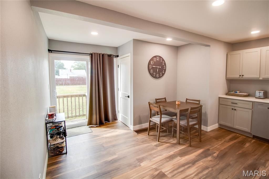 Image 8 of property listing at 317 Rohm Place, Roxana, IL 62084