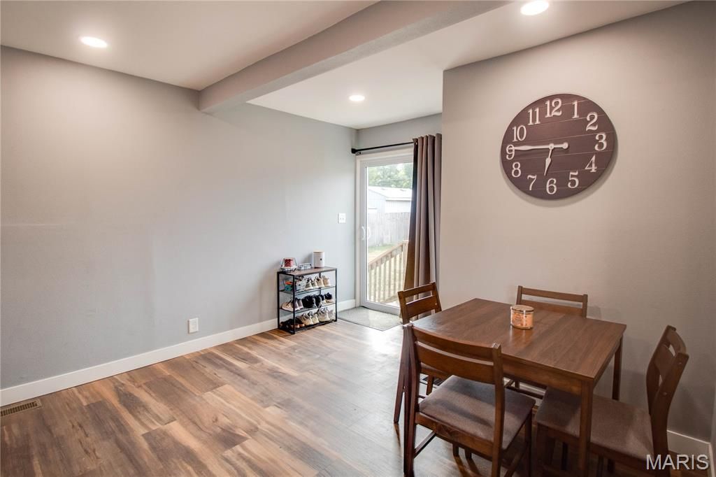 Image 9 of property listing at 317 Rohm Place, Roxana, IL 62084
