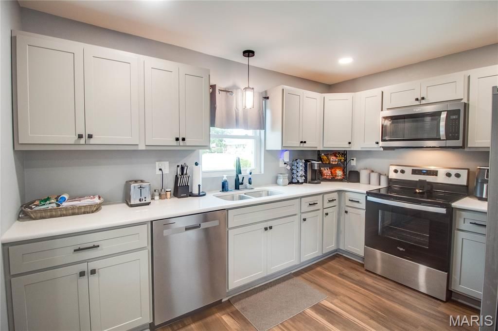 Image 10 of property listing at 317 Rohm Place, Roxana, IL 62084