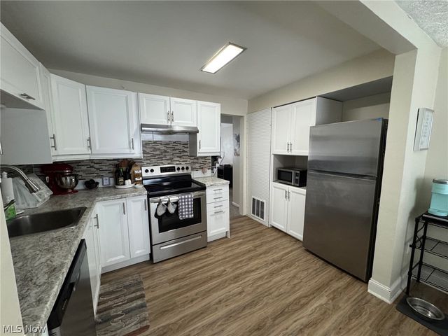 33661 Kenilworth Road, Eastlake, OH 44095