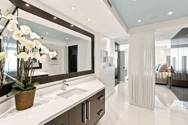 17100 N BAY Road 1401, Sunny Isles Beach, FL 33160