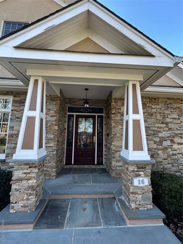 16 Oriole Place, Farmingville, NY 11738