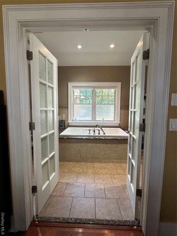 16 Oriole Place, Farmingville, NY 11738