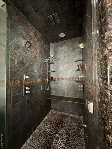 16 Oriole Place, Farmingville, NY 11738