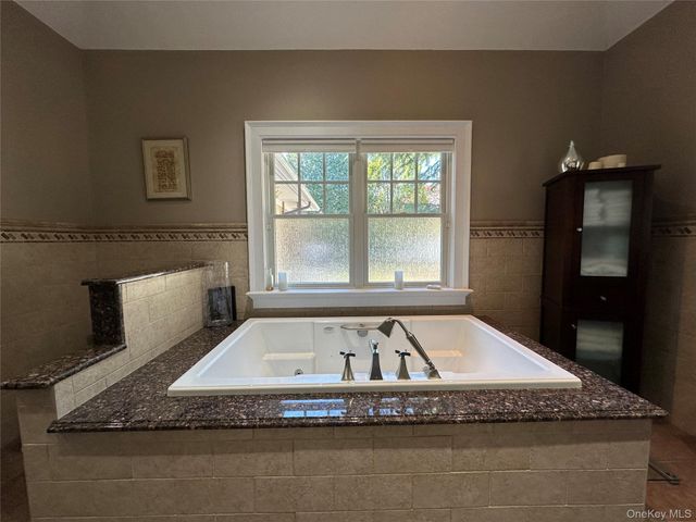 16 Oriole Place, Farmingville, NY 11738