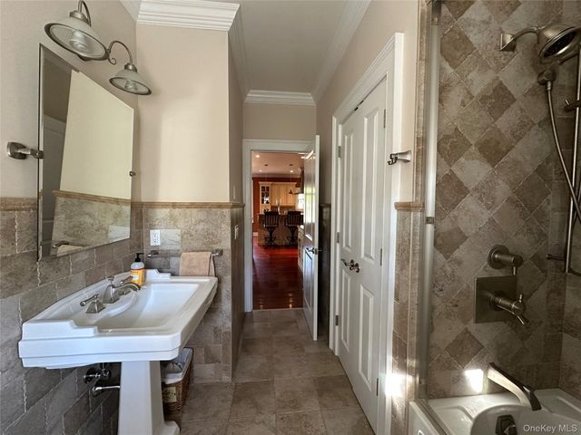 16 Oriole Place, Farmingville, NY 11738