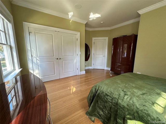 16 Oriole Place, Farmingville, NY 11738