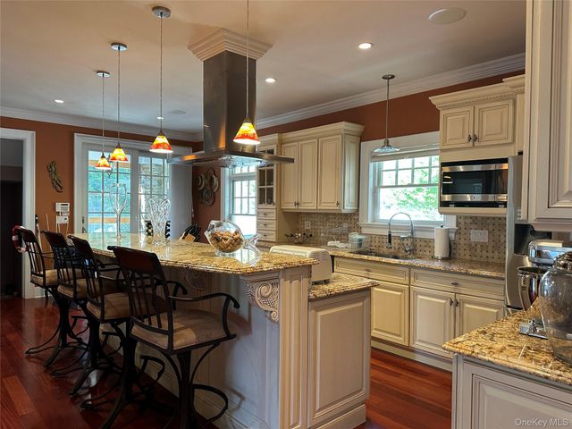 16 Oriole Place, Farmingville, NY 11738