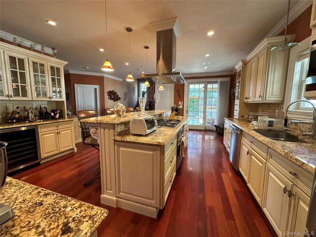 16 Oriole Place, Farmingville, NY 11738