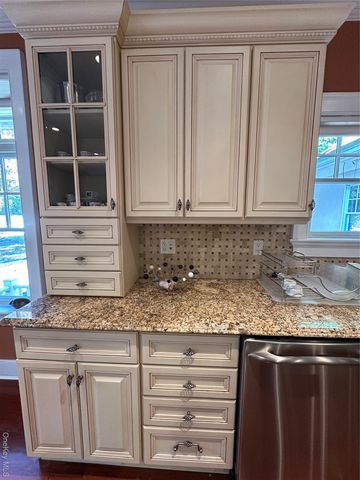 16 Oriole Place, Farmingville, NY 11738