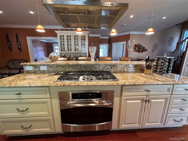 16 Oriole Place, Farmingville, NY 11738